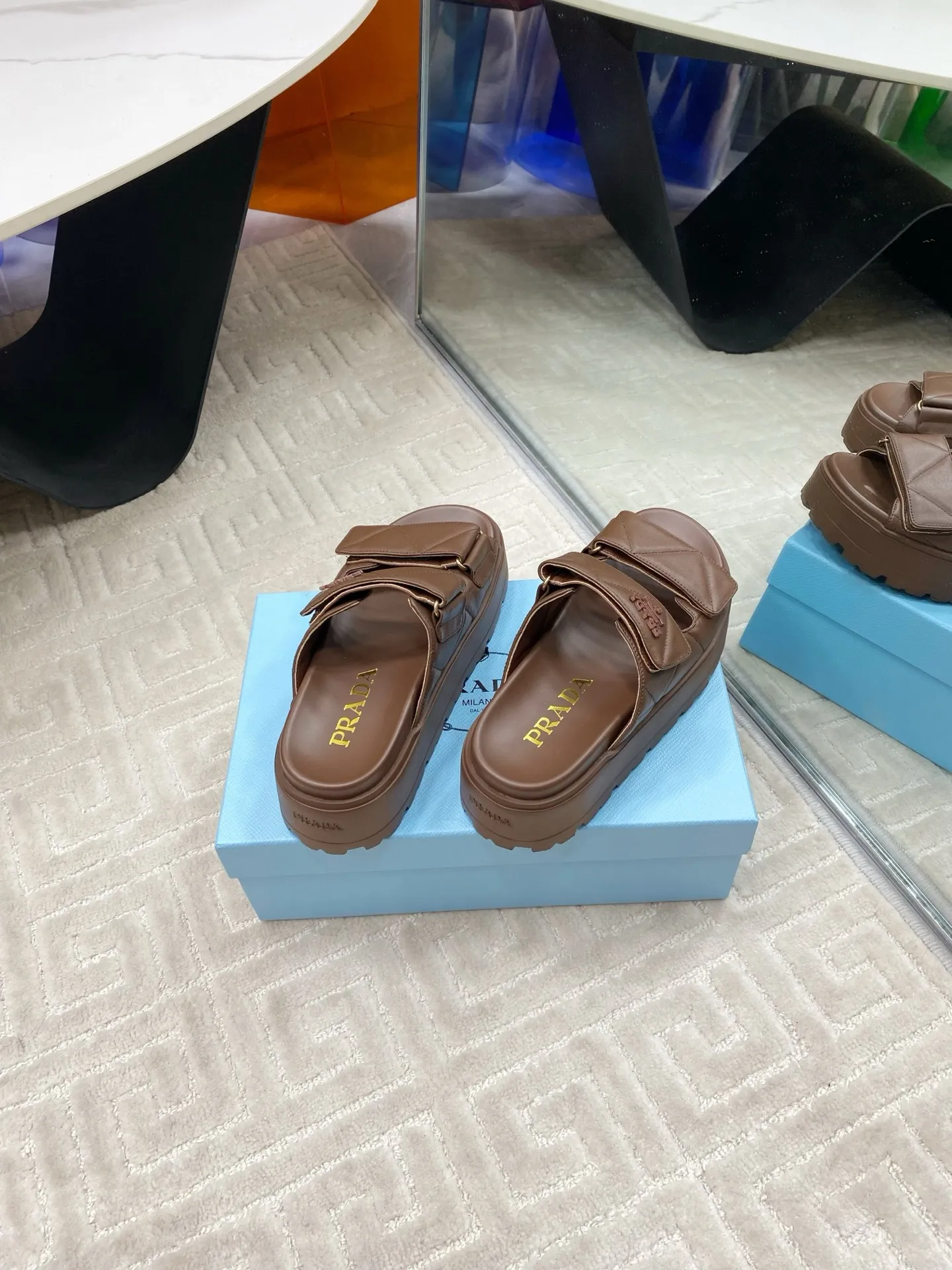 👟👟Ex-factory price 580👟👟 Prada Prada 2025 spring and summer new sandals Roman thick-soled Velcro sandals slippers The latest catwalk style, classic upgrades Comfort and fashionability coexist Each color combination looks good, and the design matches different style needs Upper: Original customized cowhide Lining: Original customized sheepskin lining, cowhide Foot pads Outsole: Original open-molded anti-slip outsole Shoe size: 35-40